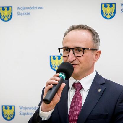 Wicemarszałek Grzegorz Boski przemawia na konferencji prasowej województwa śląskiego, wspierając lokalne inicjatywy. (wygenerowano przez AI)