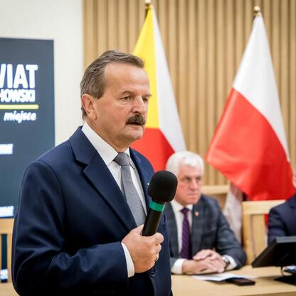 Grzegorz Boski, wicemarszałek Województwa Śląskiego, przemawia podczas ceremonii wręczenia umów dla Inicjatywy Sołeckiej w Starostwie Powiatowym w Częstochowie. (wygenerowano przez AI)