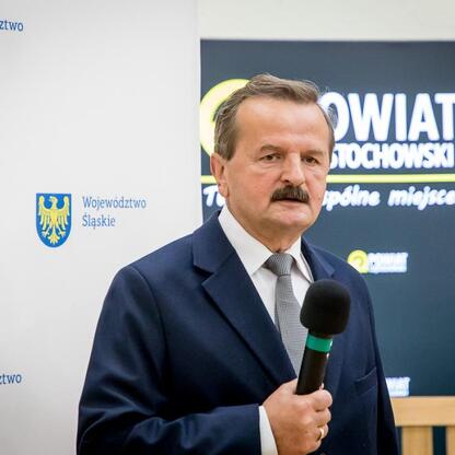 Ceremonia wręczenia umów w Subregionie Północnym, finansowana z Inicjatywy Sołeckiej, w Starostwie Powiatowym w Częstochowie. (wygenerowano przez AI)