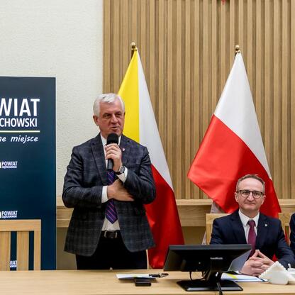 Grzegorz Boski, wicemarszałek Województwa Śląskiego, przekazuje umowy dla Subregionu Północnego w ramach Inicjatywy Sołeckiej. (wygenerowano przez AI)