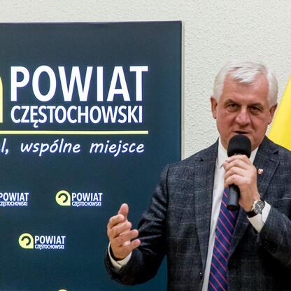 Mężczyzna przemawia na podium w Częstochowie, wspierając lokalne inicjatywy w ramach Inicjatywy Sołecka. (wygenerowano przez AI)