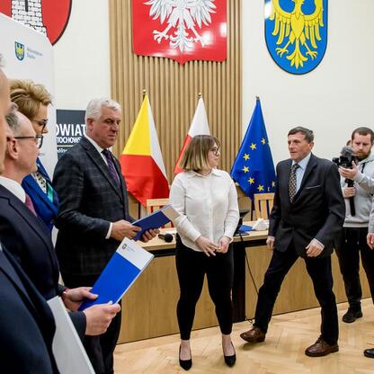 Formalna ceremonia w Starostwie Powiatowym w Częstochowie, gdzie przedstawiciele Subregionu Północnego otrzymali umowy na finansowanie Inicjatywy Sołeckiej. (wygenerowano przez AI)