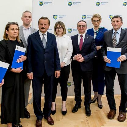 Grzegorz Boski, wicemarszałek, wręcza umowy sołectwom Subregionu Północnego w ramach Inicjatywy Sołeckiej. (wygenerowano przez AI)
