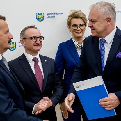 Grzegorz Boski, wicemarszałek Śląskiego, wręcza umowy sołectwom podczas ceremonii 