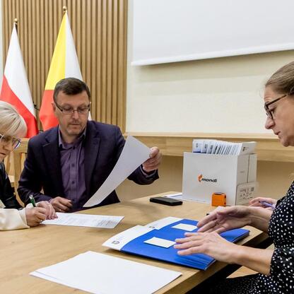 Oficjalne spotkanie w Starostwie Powiatowym w Częstochowie, gdzie sołectwa otrzymują fundusze na inicjatywy lokalne. (wygenerowano przez AI)