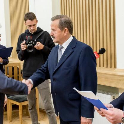 Grzegorz Boski, wicemarszałek, wręcza umowy sołectwom podczas ceremonii 