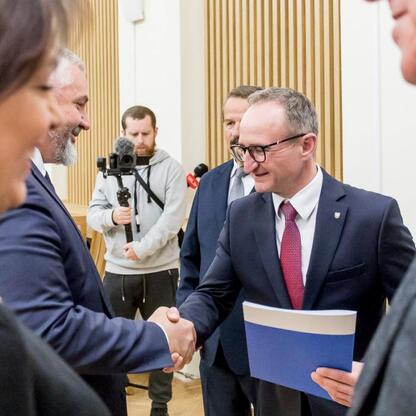 Grzegorz Boski, wicemarszałek, wręcza umowy sołectwom Subregionu Północnego w Częstochowie. (wygenerowano przez AI)