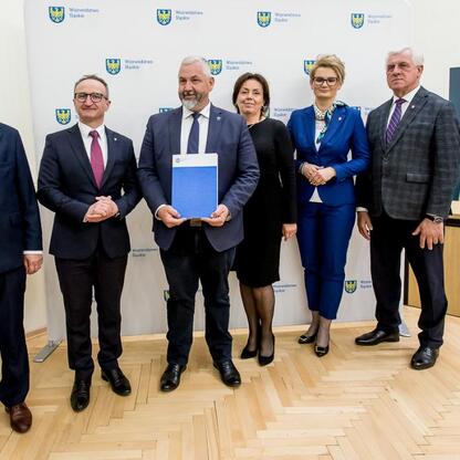 Grzegorz Boski, wicemarszałek Śląska, wręcza fundusze sołectwom w Subregionie Północnym. (wygenerowano przez AI)