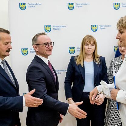 Grzegorz Boski, wicemarszałek, wręcza umowy sołectwom z Subregionu Północnego. (wygenerowano przez AI)