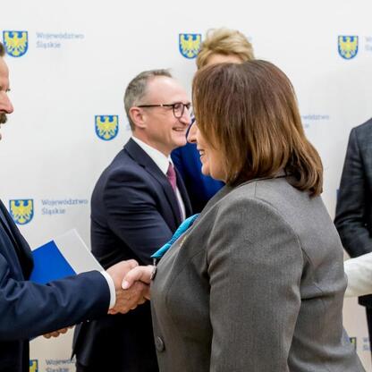 Grzegorz Boski, wicemarszałek, wręcza umowy sołectwom w ramach Inicjatywy Sołeckiej. (wygenerowano przez AI)