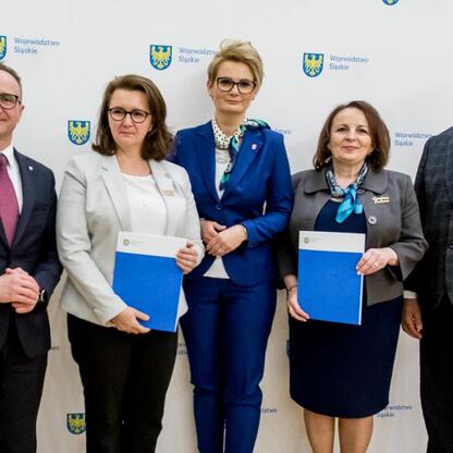 Grzegorz Boski, wicemarszałek Śląskiego Voivodztwa, wręcza umowy sołectwom Subregionu Północnego w ramach Inicjatywy Sołeckiej. (wygenerowano przez AI)
