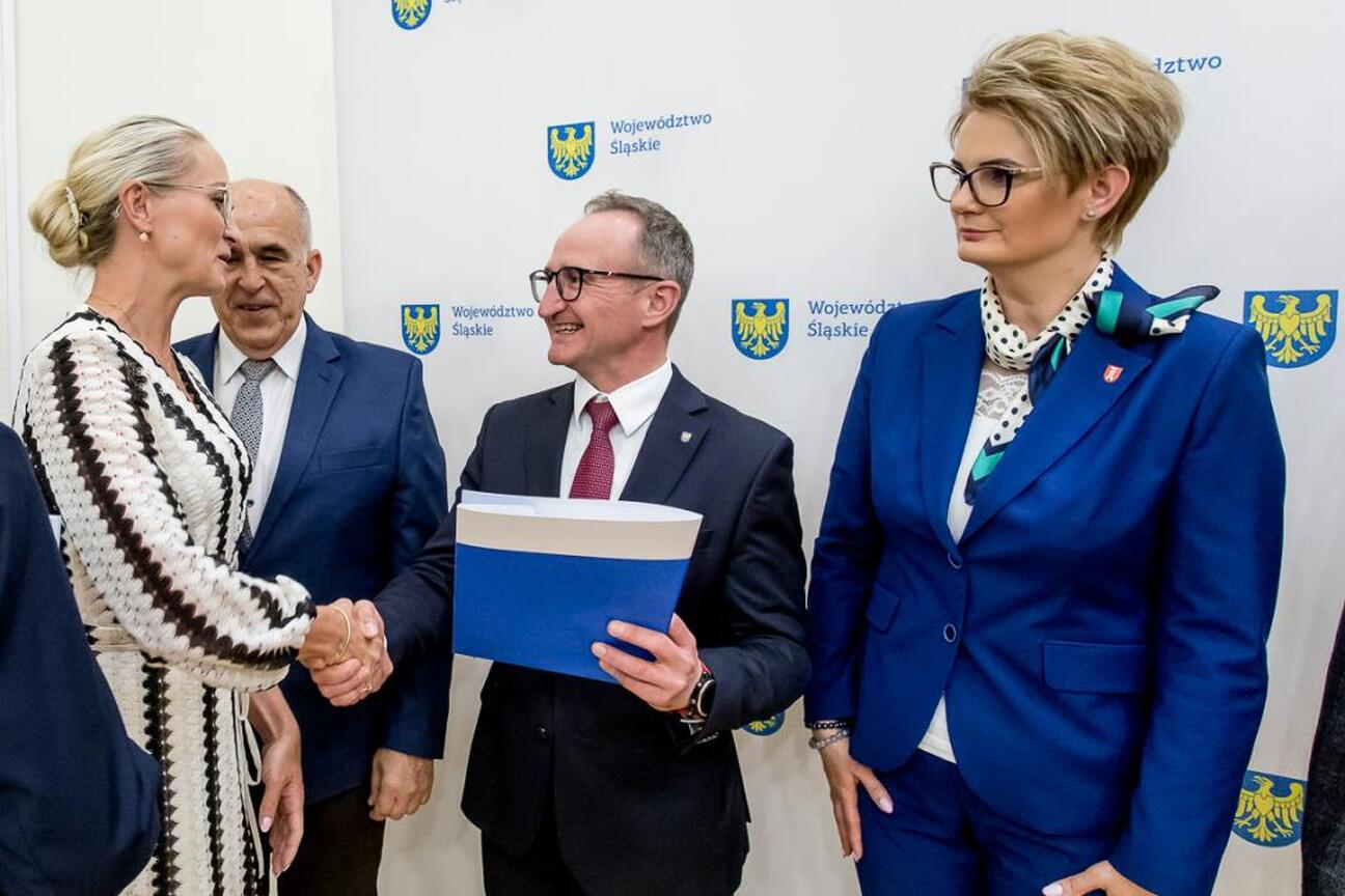 Grzegorz Boski, wicemarszałek Śląskiego, wręcza umowy sołectwom z Subregionu Północnego. (wygenerowano przez AI)