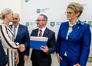 Grzegorz Boski, wicemarszałek Śląskiego, wręcza umowy sołectwom z Subregionu Północnego. (wygenerowano przez AI)