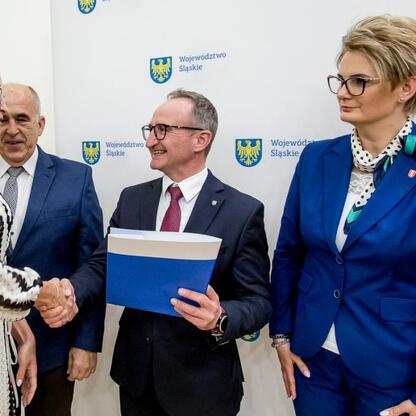 Grzegorz Boski, wicemarszałek, prezentuje certyfikaty sołectwom z Subregionu Północnego w Częstochowie. (wygenerowano przez AI)