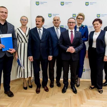 Grzegorz Boski, wicemarszałek Śląskiego Voivodztwa, wręcza umowy sołectwom z Subregionu Północnego w ramach Inicjatywy Sołeckiej. (wygenerowano przez AI)