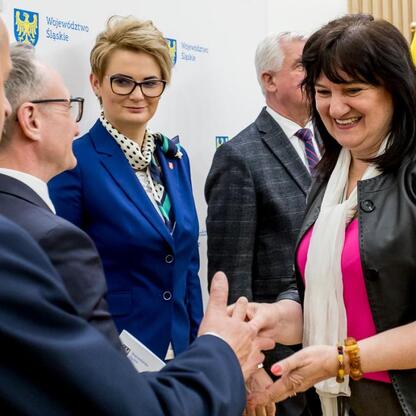 Województwo Śląskie: beneficjenci otrzymują wsparcie finansowe w ramach programu Inicjatywa Sołecka. (wygenerowano przez AI)