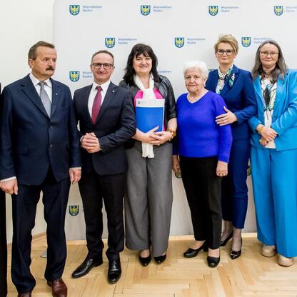 Grzegorz Boski, wicemarszałek Śląskiego, wręcza umowy sołectwom podczas ceremonii w Starostwie Powiatowym w Częstochowie. (wygenerowano przez AI)