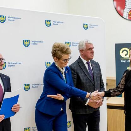 Grzegorz Boski, wicemarszałek, prezentuje umowy sołectwom w Częstochowie. (wygenerowano przez AI)