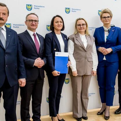 Grzegorz Boski, wicemarszałek Śląskiego, wręcza umowy sołectwom z Subregionu Północnego w ramach programu Inicjatywa Sołecka. (wygenerowano przez AI)
