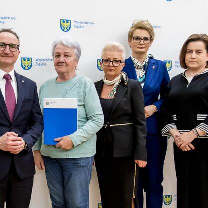 Grzegorz Boski, wicemarszałek Województwa Śląskiego, wręcza umowy sołectwom w ramach Inicjatywy Sołeckiej. (wygenerowano przez AI)