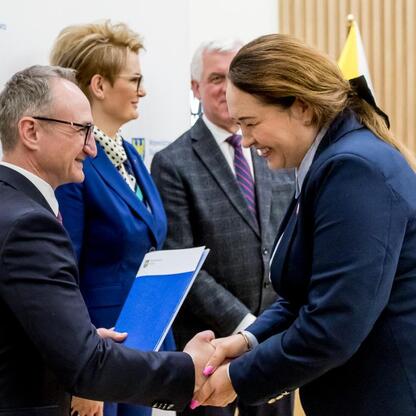Grzegorz Boski, wicemarszałek Województwa Śląskiego, wręcza umowy sołectwom Subregionu Północnego. (wygenerowano przez AI)
