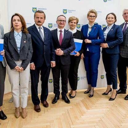 Grzegorz Boski, wicemarszałek, wręcza umowy sołectwom w ramach Inicjatywy Sołeckiej w Częstochowie. (wygenerowano przez AI)