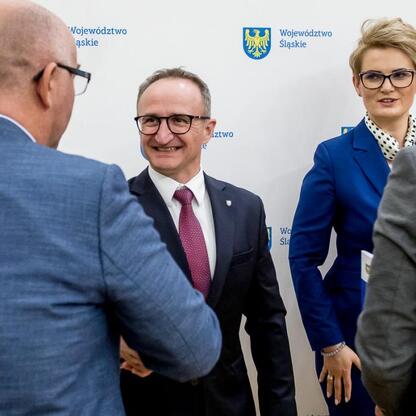 Grzegorz Boski, wicemarszałek, prezentuje umowy sołectwom z Subregionu Północnego. (wygenerowano przez AI)