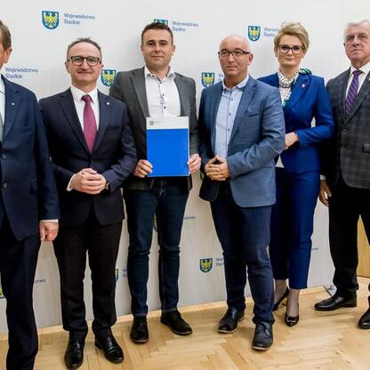 Grzegorz Boski, wicemarszałek Śląskiego Voivodztwa, prezentuje umowy finansowe dla sołectw w Częstochowie. (wygenerowano przez AI)