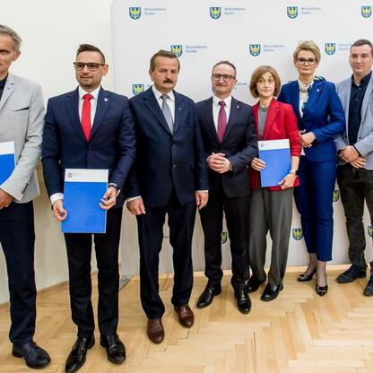Grzegorz Boski, wicemarszałek, wręczał certyfikaty sołectwom Subregionu Północnego w Częstochowie. (wygenerowano przez AI)