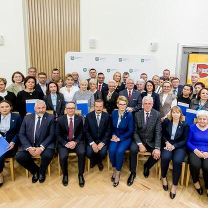 Grzegorz Boski, wicemarszałek, wręcza umowy sołtysom w Starostwie Powiatowym w Częstochowie. (wygenerowano przez AI)