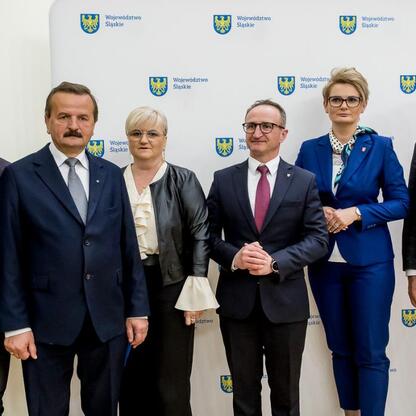 Grzegorz Boski, wicemarszałek Śląskiego, wręcza umowy sołectwom z Subregionu Północnego. (wygenerowano przez AI)