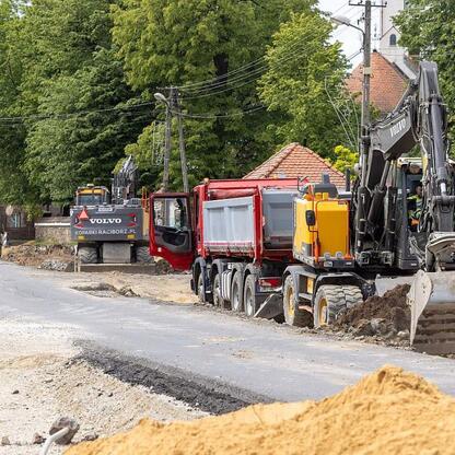 Budowa drogi DW 925 na Śląsku. Heavy machinery and workers at a major renovation project. (wygenerowano przez AI)