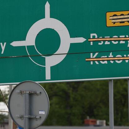Droga wojewódzka DW 928 w trakcie modernizacji, z logo transportu publicznego. (wygenerowano przez AI)