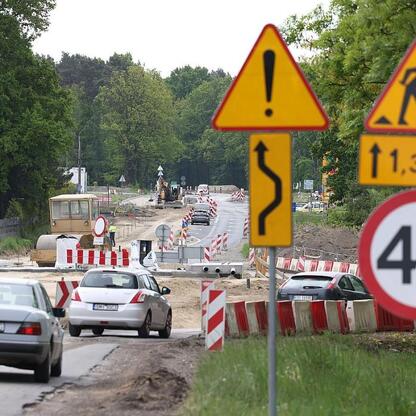 Modernizacja drogi wojewódzkiej 928, oznakowanie przebudowy, budowa infrastruktury drogowej. (wygenerowano przez AI)