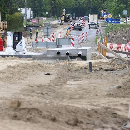 Modernizacja drogi wojewódzkiej nr 928, odcinek Mikołów-Kobiór, z wykorzystaniem najnowszych technologii. (wygenerowano przez AI)