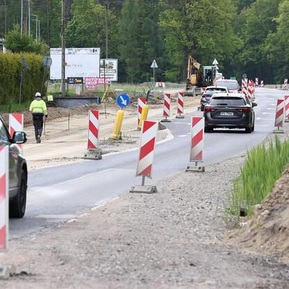 Modernizacja drogi wojewódzkiej nr 928, odcinek Mikołów-Kobiór, zatrudnia pracowników i maszyny. (wygenerowano przez AI)