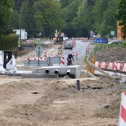 Modernizacja drogi wojewódzkiej DW 928 w Mikołowie-Wyry, zakończona 49% zaawansowania. (wygenerowano przez AI)