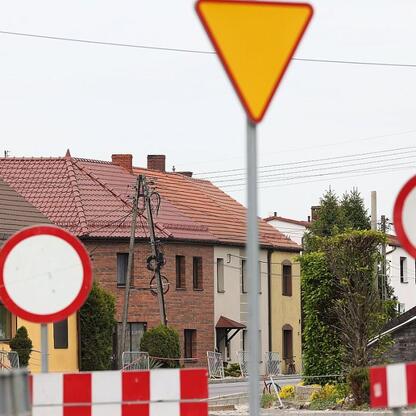 Modernizacja drogi wojewódzkiej nr 928 w Śląsku. Prace prowadzone są w okolicach Mikołowa i Kobióra. (wygenerowano przez AI)