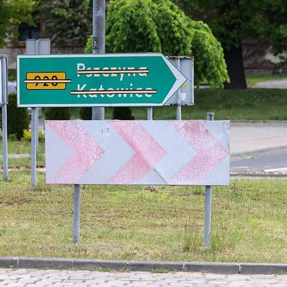 Znak drogowy informujący o kierunkach do 