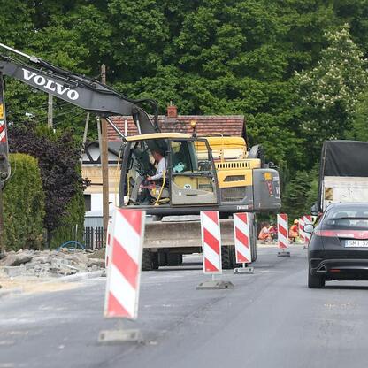 Na budowie drogi wojewódzkiej nr 928 województwa śląskiego. (wygenerowano przez AI)