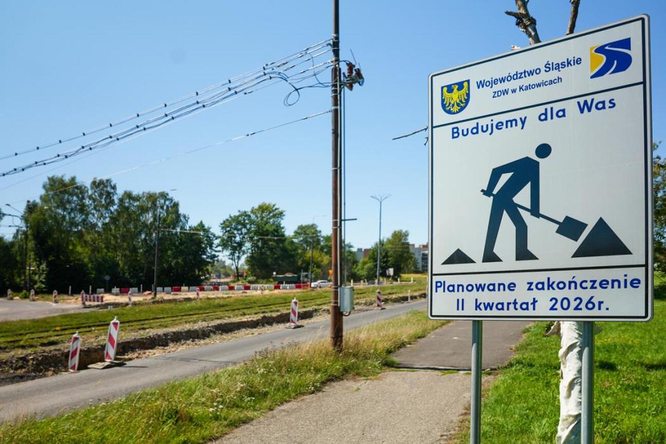 Na budowie drogi DW 910 w gminie Będzin, zespół ZDW w Katowicach modernizuje odcinek o długości 4 km od ul. Czeladzkiej do granicy z Dąbrową Górniczą. Prace obejmują rozbórki, korytowanie, brukowanie  (wygenerowano przez AI)