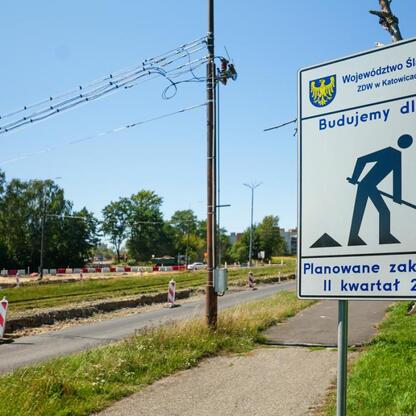 Na budowie drogi DW 910 w gminie Będzin, zespół ZDW w Katowicach modernizuje odcinek o długości 4 km od ul. Czeladzkiej do granicy z Dąbrową Górniczą. Prace obejmują rozbórki, korytowanie, brukowanie  (wygenerowano przez AI)
