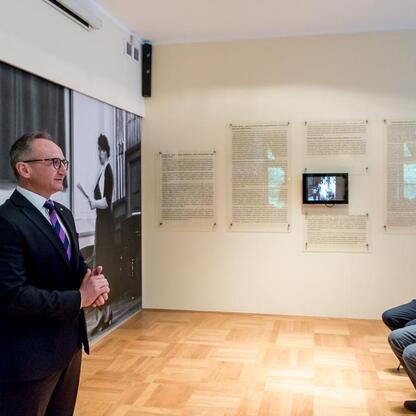 Wicemarszałek Województwa Śląskiego Grzegorz Boski przekazuje umowy w ramach programu Owca Plus. (wygenerowano przez AI)