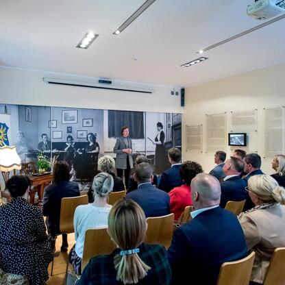 Wystąpienie w ramach konferencji Owca Plus, promującego tradycyjne pasterskie praktyki. (wygenerowano przez AI)