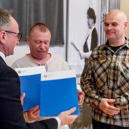 Wicemarszałek Grzegorz Boski wręcza nagrodę za program 