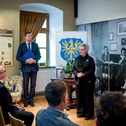 Grzegorz Boski, wicemarszałek województwa, wręcza umowy beneficjentom Inicjatywy Sołeckiej w Centrum Kultury i Sztuki 