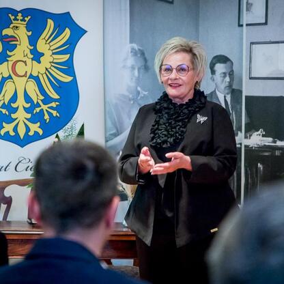 Wicemarszałek Grzegorz Boski wręcza umowy sołectwom z Subregionu Południowego w ramach Inicjatywy Sołeckiej. (wygenerowano przez AI)