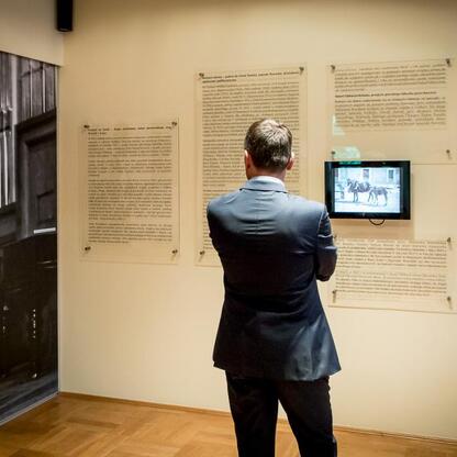 Wystawa w Muzeum: ekspozycja o koniach i lokalnej historii. (wygenerowano przez AI)