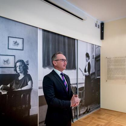 Grzegorz Boski, wicemarszałek województwa, obserwuje wystawę w Centrum Kultury i Sztuki 