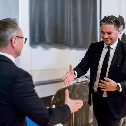 Sołtysi z Subregionu Południowego otrzymują fundusze w Górkach Wielkich. (wygenerowano przez AI)